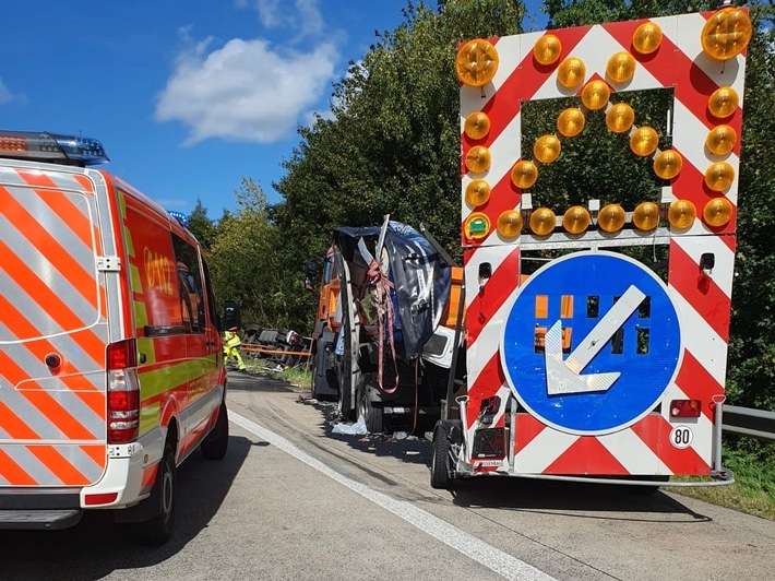 FW VG Asbach: LKW Unfall auf der A3 / 2 Leichtverletzte - lange Vollsperrung der Autobahn