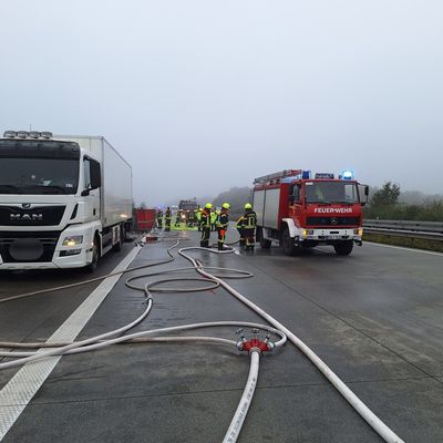 FW-ROW: Lkw-Brand auf der Autobahn A1 - umfangreiche Löscharbeiten erforderlich