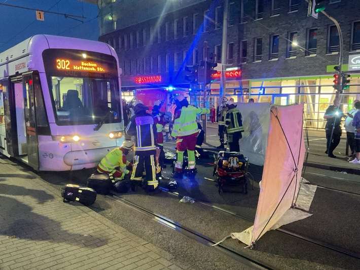 FW-BO: Schwerverletzte Frau nach Zusammenstoß mit Straßenbahn in Altenbochum