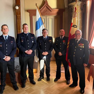 FW Celle: Ortsfeuerwehren Altenhagen und Groß Hehlen nahmen am Traditionstag der Feuerwehr Hämeenlinna in Finnland teil - Sarah und Sven Jacobi ausgezeichnet