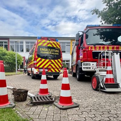 FW-OLL: Wasserrohrbruch setzt Kellergeschoss von Ahlhorner Grundschule großflächig unter Wasser