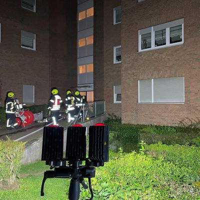 FW Bergheim: Gebäudebrand im 4. Obergeschoss eines Mehrfamilienhauses in Bergheim-Zieverich