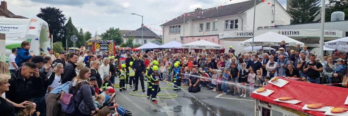 FW Menden: Feuerwehrfestival Bösperde am ersten Augustwochenende: Samstagabend drei Bands auf zwei Bühnen, sonntags Familienprogramm und Unimog-Ausstellung