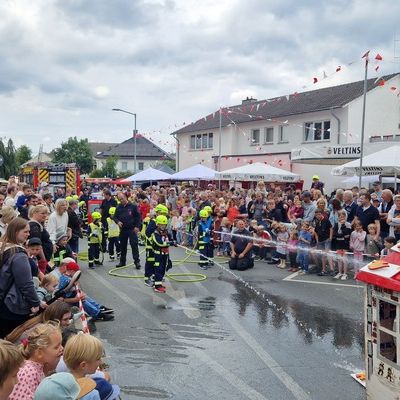 FW Menden: Feuerwehrfestival Bösperde am ersten Augustwochenende: Samstagabend drei Bands auf zwei Bühnen, sonntags Familienprogramm und Unimog-Ausstellung