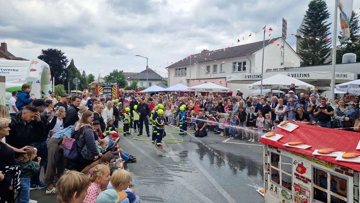 FW Menden: Feuerwehrfestival Bösperde am ersten Augustwochenende: Samstagabend drei Bands auf zwei Bühnen, sonntags Familienprogramm und Unimog-Ausstellung