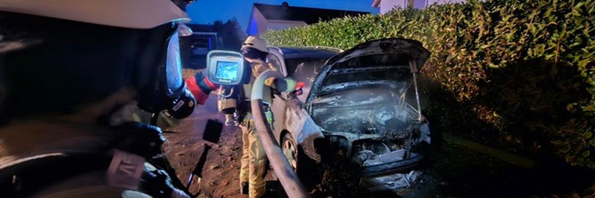 FW Lehrte: Feuerwehr Arpke bekämpft PKW Brand und verhindert Brandausbreitung