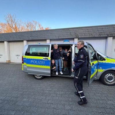 FW-OE: LöschKids aus Kirchhundem besuchen Polizeiwache in Olpe