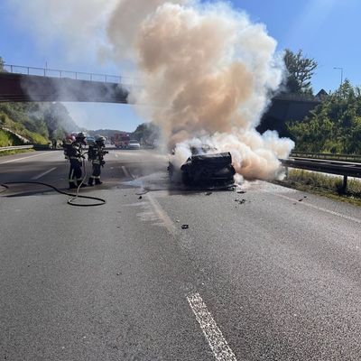 FW-EN: Verkehrsunfall auf der Autobahn - Fahrzeugbrand sorgt für Vollsperrung