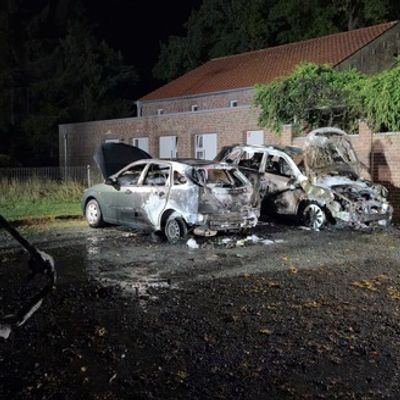 FFW Schiffdorf: Mehrere Fahrzeuge brennen lichterloh auf Friedhofsparkplatz