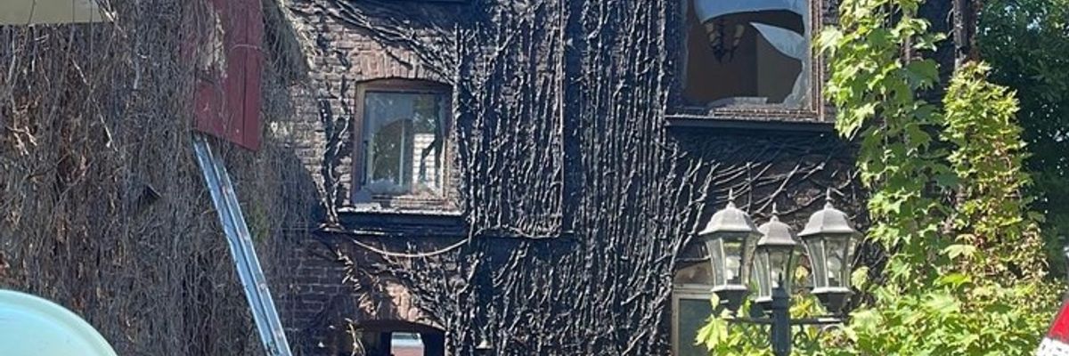 FW Rheurdt: Fassade brennt nach Flämmarbeiten - eine Person verletzt