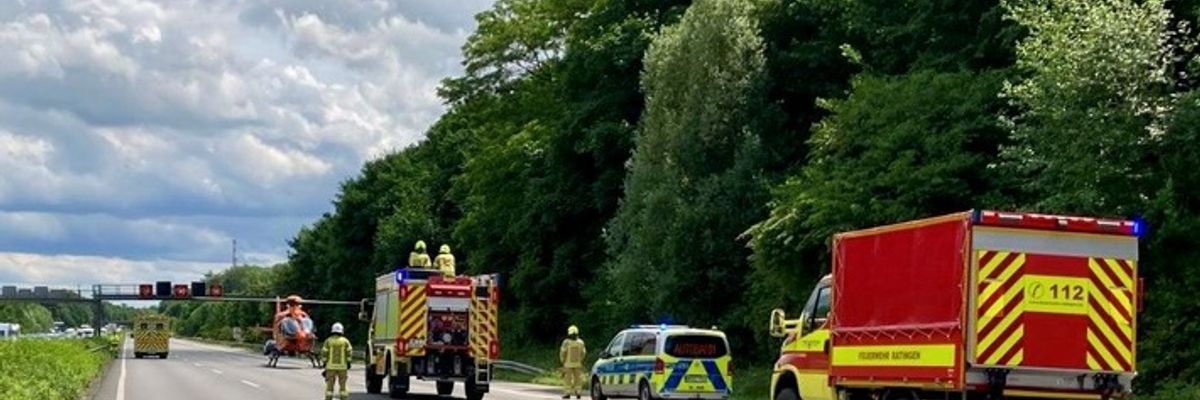 FW Ratingen: Brand eines Elektrofahrzeugs auf der BAB 3 mit schwer verletzter Person