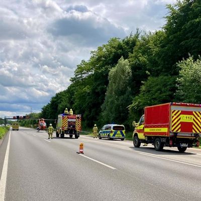 FW Ratingen: Brand eines Elektrofahrzeugs auf der BAB 3 mit schwer verletzter Person
