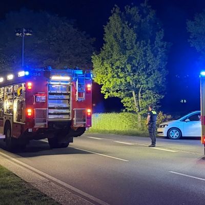 FW-AUR: Frontalzusammenstoß mit Leitplanke