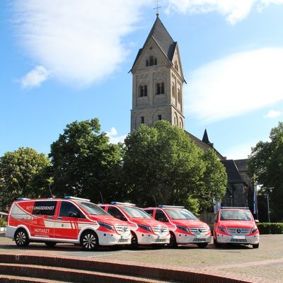 FW-GL: Feuerwehr Bergisch Gladbach stellt vier neue Notarzteinsatzfahrzeuge in Dienst - Moderne Technik für eine leistungsfähige Notfallversorgung
