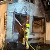 FW Königswinter: Brand in Nebengebäude: Feuerwehr sichert angrenzende Wohnhäuser