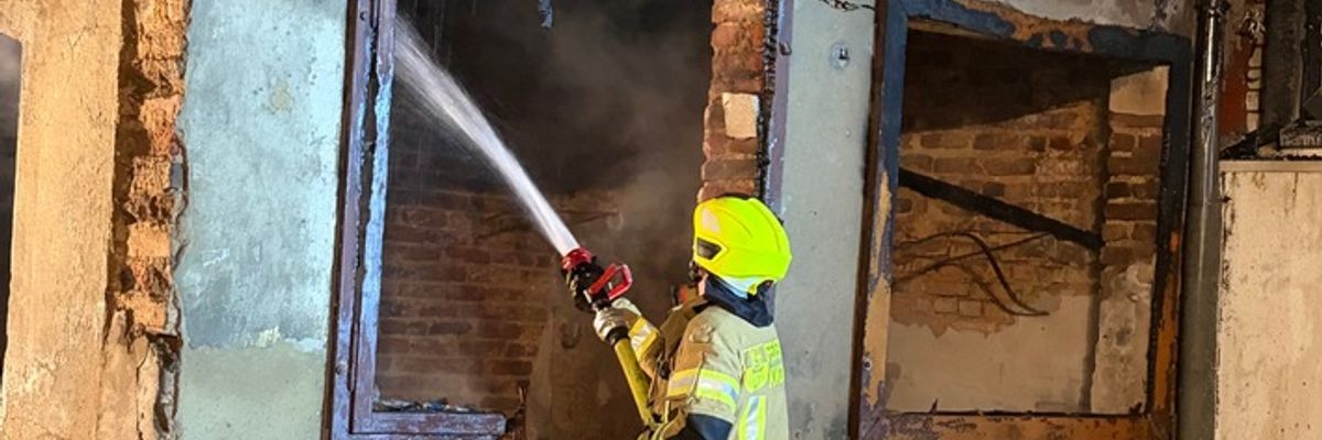 FW Königswinter: Brand in Nebengebäude: Feuerwehr sichert angrenzende Wohnhäuser