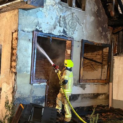 FW Königswinter: Brand in Nebengebäude: Feuerwehr sichert angrenzende Wohnhäuser