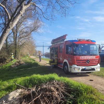 Feuerwehr Weil: Wohnwagen-Brand am Rheinufer