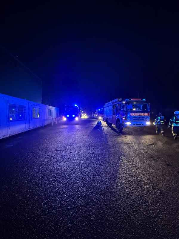 FW Dinslaken: Verrauchung in Produktionshalle