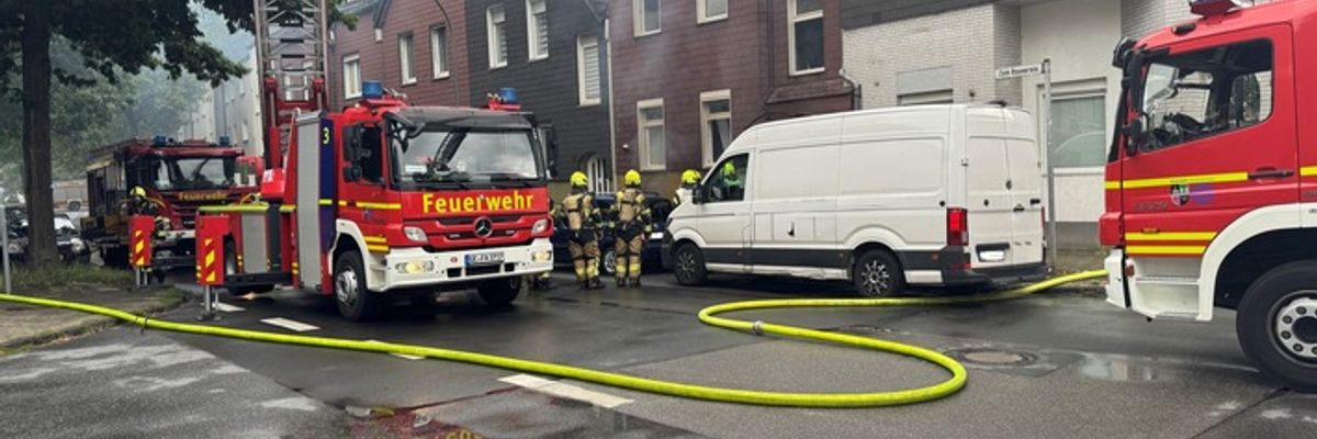 FW-GE: Kellerbrand mit Gas-Verpuffung in Gelsenkirchen: Zwei Feuerwehrkräfte verletzt