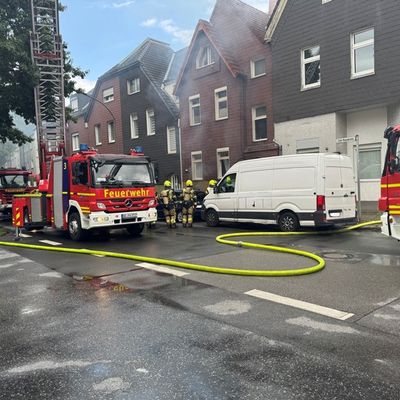 FW-GE: Kellerbrand mit Gas-Verpuffung in Gelsenkirchen: Zwei Feuerwehrkräfte verletzt