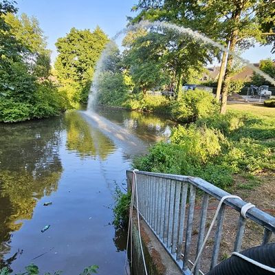 FW Hünxe: Feuerwehr rettet Fische im Hünxer Regenrückhaltebecken