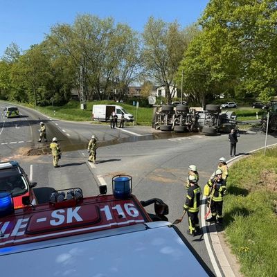 Feuerwehr Kalkar: Umgekippter Traktor mit Güllefass sorgt für Verkehrsstörungen in Kehrum