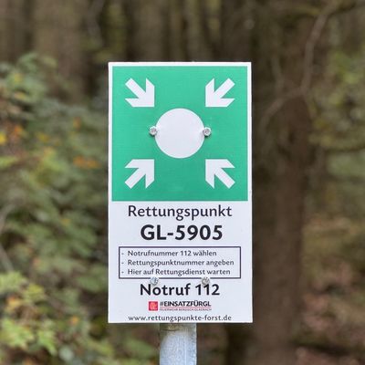 FW-GL: Schnellere Hilfe im Wald: Feuerwehr Bergisch Gladbach installiert 30 Waldrettungspunkte