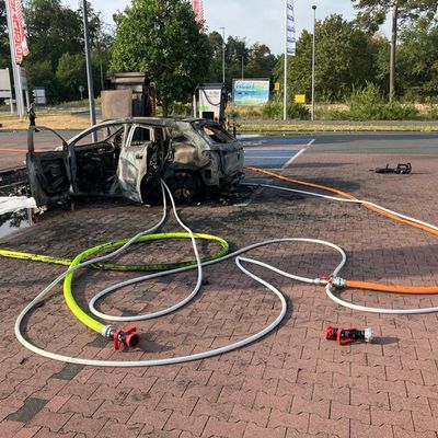 FW Speyer: Brand eines Elektrofahrzeugs an einer Ladesäule
