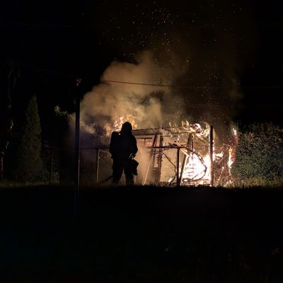 FW-PL: Ortsteil Eschen - Nächtlicher Brand einer Gartenhütte