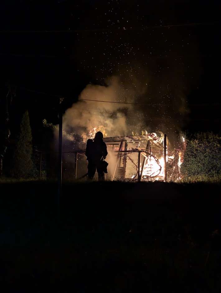 FW-PL: Ortsteil Eschen - Nächtlicher Brand einer Gartenhütte
