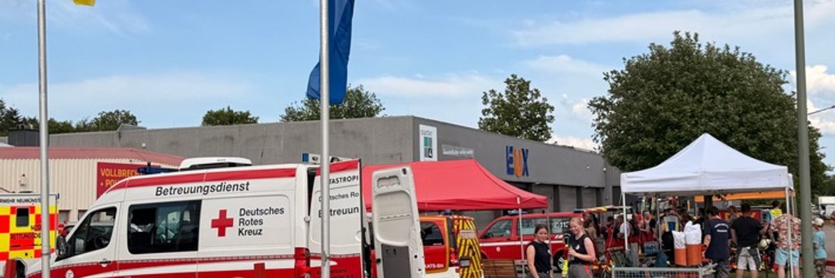 FW Neumünster: Erneute Brandentwicklung in Lagerhalle im Industriegebiet Süd - Rund 80 Einsatzkräfte im Einsatz