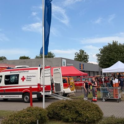 FW Neumünster: Erneute Brandentwicklung in Lagerhalle im Industriegebiet Süd - Rund 80 Einsatzkräfte im Einsatz