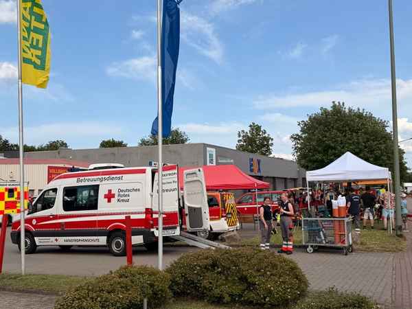 FW Neumünster: Erneute Brandentwicklung in Lagerhalle im Industriegebiet Süd - Rund 80 Einsatzkräfte im Einsatz