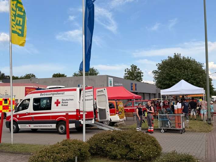 FW Neumünster: Erneute Brandentwicklung in Lagerhalle im Industriegebiet Süd - Rund 80 Einsatzkräfte im Einsatz