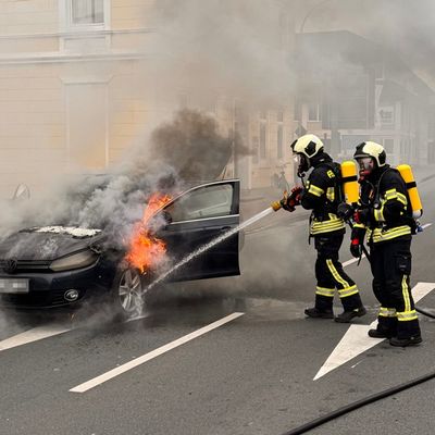 FW-AUR: Auto fängt während der Fahrt Feuer