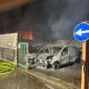 FW-E: Fahrzeuge in Flammen - Feuerwehr löscht Brand an der Stauderstraße