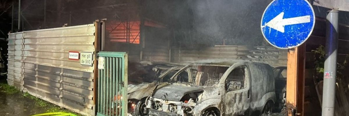 FW-E: Fahrzeuge in Flammen - Feuerwehr löscht Brand an der Stauderstraße