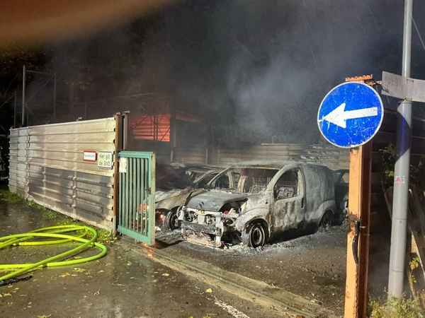FW-E: Fahrzeuge in Flammen - Feuerwehr löscht Brand an der Stauderstraße