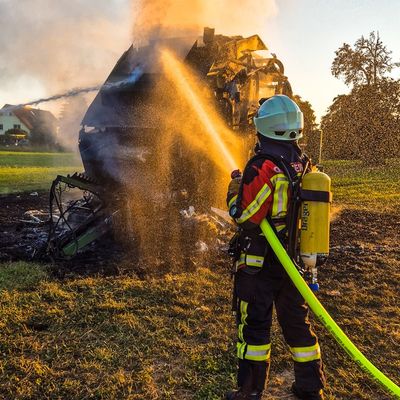 KFV Bodenseekreis: Ballenpresse in Vollbrand in Hefigkofen