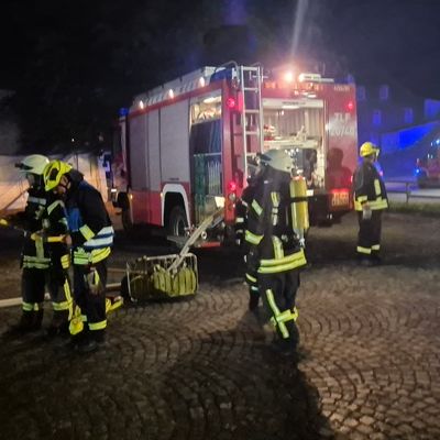 FW-OE: Brennt Hackschnitzelheizung - Mehrere Personen im Gebäude