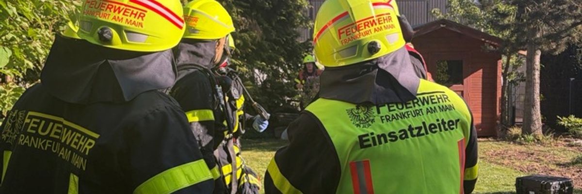 FW-F: Dachstuhlbrand in Frankfurt-Nied - 120 Einsatzkräfte verhindern Ausbreitung