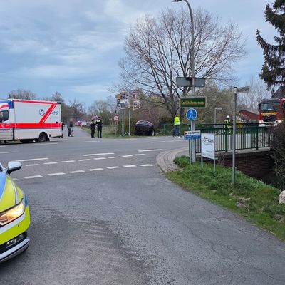 FW-ROW: PKW durchbricht Brückengeländer und landet im Kanal