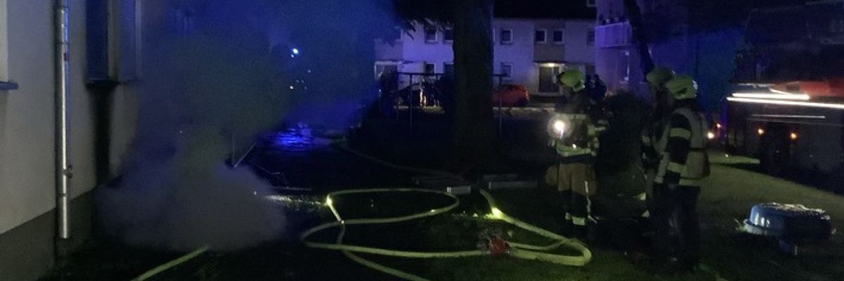 FW-GE: Kellerbrand in einem Mehrfamilienhaus