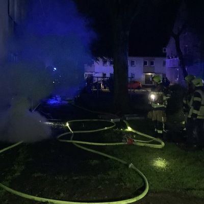 FW-GE: Kellerbrand in einem Mehrfamilienhaus