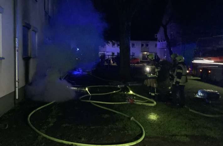 FW-GE: Kellerbrand in einem Mehrfamilienhaus