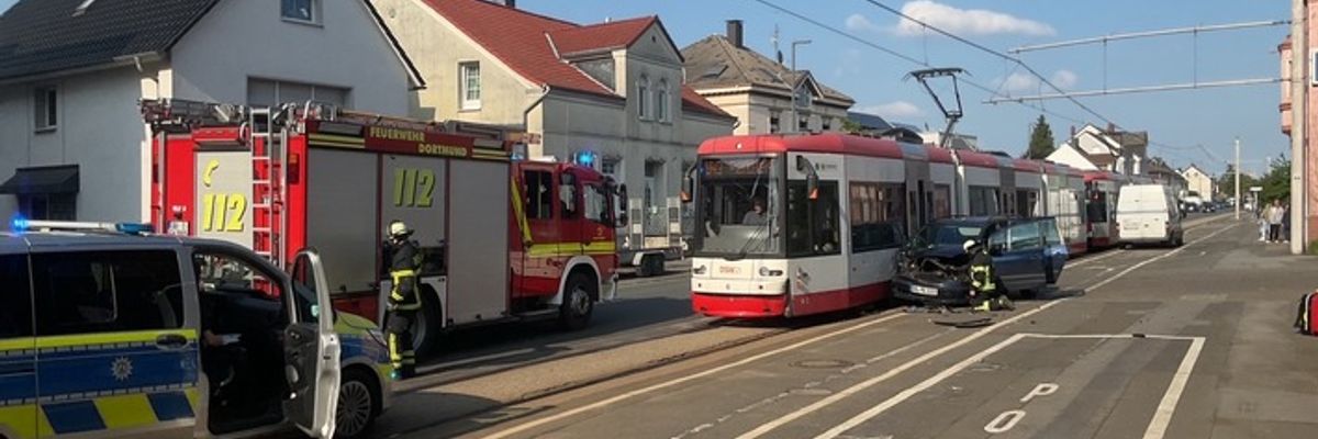 FW-DO: PKW fährt gegen Stadtbahn - Eine verletzte Person