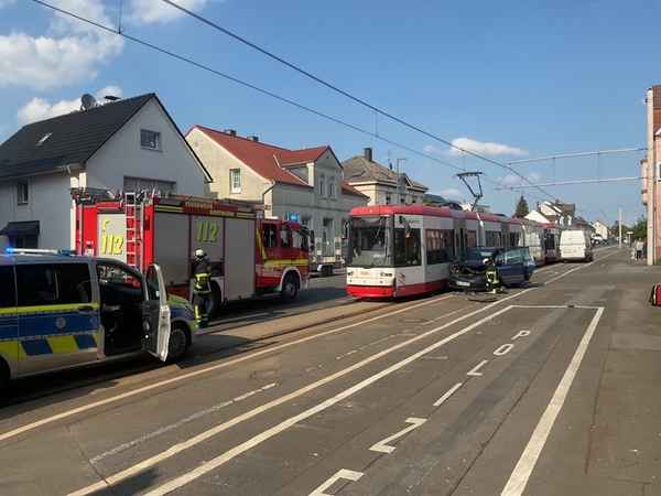 FW-DO: PKW fährt gegen Stadtbahn - Eine verletzte Person
