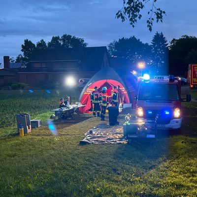 FW-ROW: Großbrand in Mehedorf: Werkstatt durch Feuer vollständig zerstört - Einsatz von über 280 Kräften - Keine Verletzten