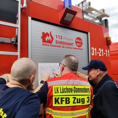 FW Lüchow-Dannenberg: 3. Zug der Kreisfeuerwehrbereitschaft übt Waldbrandszenario im Raum Müggenburg/Grabow +++ rund 30 Einsatzkräfte im Einsatz +++ zum ersten Mal Krad-Melder beteiligt
